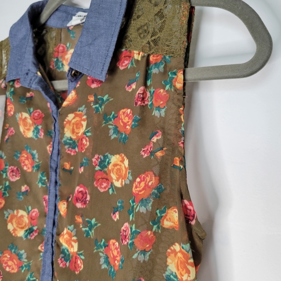 Floral Button Up Top Size M - Picture 3 of 4